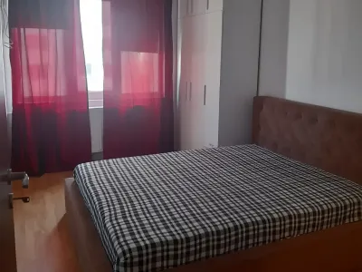 dormitor perdele rosii apartament inchiriere Sector 3 Bucuresti